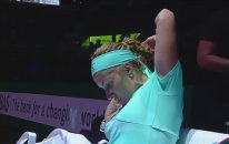 Svetlana Kuznetsova'nın Maçta Saçını Kesmesi