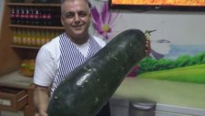 80 Santimetre Uzunluğundaki 21 Kilogramlık Dev Salatalık