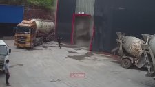 Tonlarca Çimentonun Altında Kalan İşçi