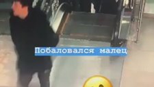 Ayakkabılarını Yürüyen Merdivene Kaptıran Eleman