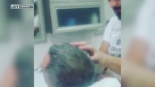 Satırla Sakal Tıraşı Yapan Berber