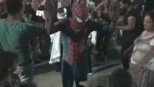 Roman Havasında Döktüren Spiderman