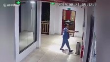 Kağıt Havlu Makinesini Sömüren İnsanlar