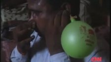 Kulağıyla Balon Şişiren Adam