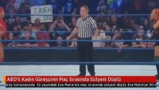 ABD'li Kadın Güreşçinin Maç Sırasında Sütyeninin Düşmesi