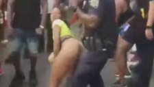 Karnavalda Polise Twerk Yapan Hatun