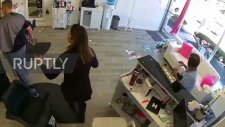 Kuaföre Camdan Giren Geyik