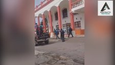 ''Yol Yapacağım'' Deyip Yapmayan Bld Başkanını Yolda Sürükleyen Halk