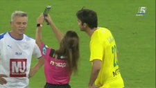 Kaka ile Selfie Çektirmek İçin Sarı Kart Gösteren Kadın Hakem