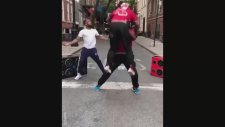Sokakta Dans Kapışması Yapan Zenciler