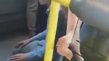 Metrobüste Namaz Kılan Adam