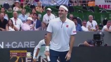 Maçın Ortasında Hayranına Poz Veren Federer