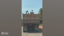 Çöp Kamyonunun Üstünde Okula Giden Çocuklar