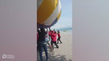 Dev Topla Plaj Voleybolu Oynamak
