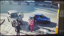 Tek Yumrukla İki Kişiyi Devirmek