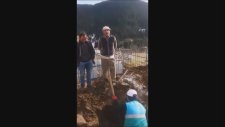 Kendisine Oy Vermeyenleri Mezardan Çıkaran Eski Muhtar