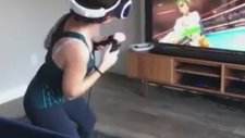 Sanal Gerçeklik Gözlüğü ile Boks Oyunu Oynayan Kızın Dramı