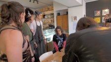 Vegan Kafede Hunharca Çiğ Et Yemek