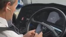 Seyir Halindeyken Mesajlaşan Otobüs Şoförü