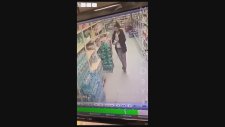 Kadın Pedini Rafın Arasına Sallamak