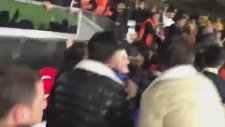 Ali Koç Taraftarların Üzerine Atladı
