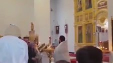 Kilisedekileri Hortumla Kutsayan Rahip