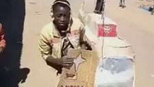 Kendine Kartondan Helikopter Yapan Afrikalı