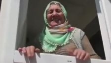 Dışarı Çıkmak İçin Oğluna Yalvaran Teyze