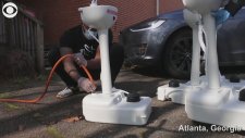 Evsiz İnsanlar İçin Sokaklara Portatif Lavabo Koyan Gönüllüler