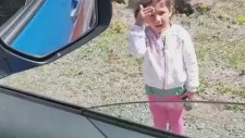 Kendilerine Selam Veren Ufaklık ile Sohbet Eden Jandarma