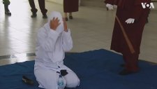 Endonezya'da Sokağa Çıkma Yasağına Uymayan Çiftin Kırbaçlanması