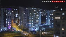 Türkiye'nin İstiklal Marşı'nı Balkonlarda Okuması