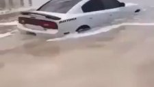 Güzelim Arabayı Plaja Gömmek