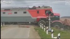 Traktöre Kibarca Çarpan Tren