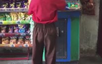 Bakkal da Çılgınlar Gibi Atari Oynayan Ufaklık (Saf Nostalji)