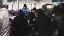 Kendi Sokakta Kalmıştı Şimdi Evsizlere Pizza Dağıtıyor