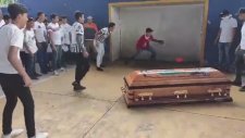 Öldürülen Futbolcuya Tabutta Gol Attırmak