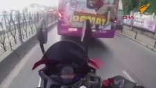 Otobüsü Sağlayan Motorcuya Çarpan Motorcu
