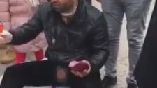 Ekrana Para Uzatma İsteği Uyandıran Sokak Satıcısı