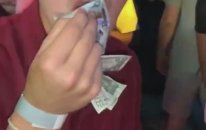Dolar Yiyen Sarhoş Genç