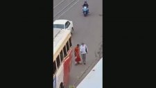Görme Engelli Adamın Yardımına Koşan Kadın