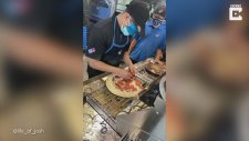 Gözü Kapalı Pizza Yapan Eleman