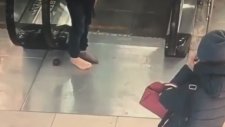 Yürüyen Merdivene Ayakkabılarını Kaptıran Genç