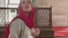 Camiye Sütyensiz Giren Amber Heard