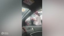 Sıkışık Trafikte Kitap Okuyan Motosikletli Kız