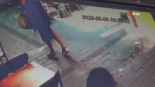 İzmir'de Sokak Ortasında Tuvaletini Yapan Kadın
