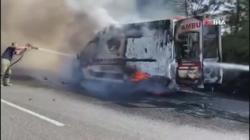 İçerisinde Hasta Olan Ambulans Seyir Halindeyken Alev Alev Yandı |  İzlesene.com