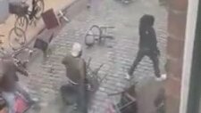 Hollanda'da Bisiklet Fırlatmalı Sokak Kavgası