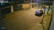 Hırsıza Çarparak Arabasını Çalınmaktan Kurtaran Sürücü