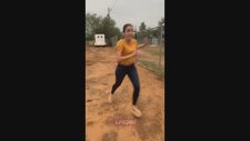 Huysuzlaşan Attan Müthiş Bir Hamle ile Kurtulan Kadın